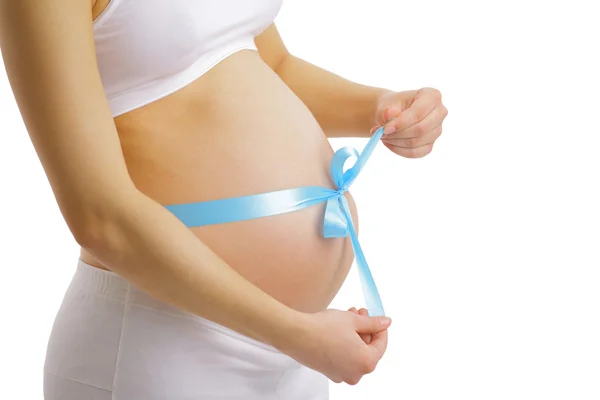 Беременная женщина с голубой лентой на животе изолированы на белом — стоковое фото