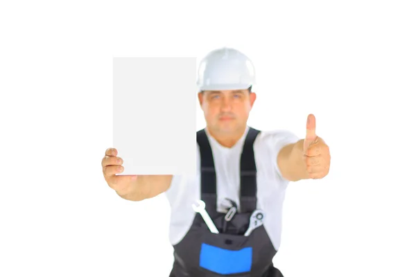Un contratista guapo sosteniendo una pancarta. Aislado sobre fondo blanco — Foto de Stock