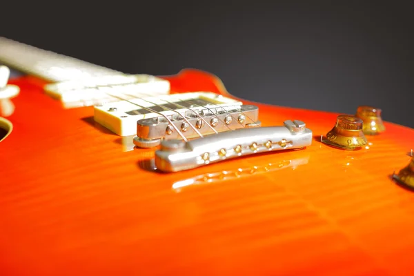 Närbild av röd elektrisk gitarr — Stockfoto
