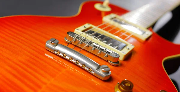 赤のエレク トリック ギターのクローズ アップ — ストック写真