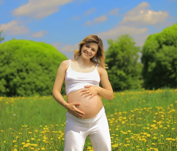 Mulher grávida bonita relaxante ao ar livre — Fotografia de Stock