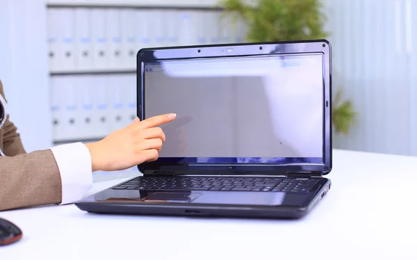 Businesswoman pointing on laptop — Stock Photo, Image