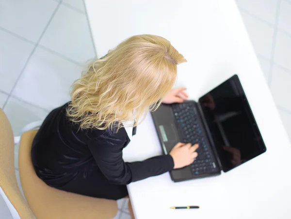 Красивая деловая женщина работает на ноутбуке — стоковое фото