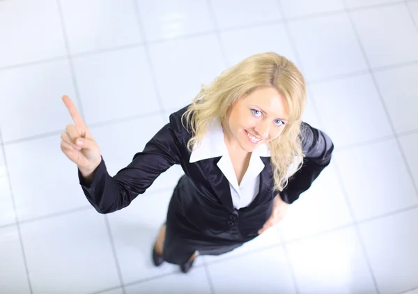 Retrato de uma jovem empresária apontando o dedo para cima — Fotografia de Stock