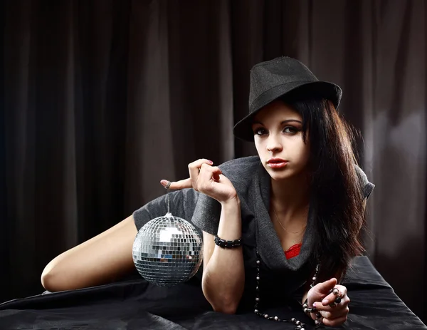 Senhora sexy com bola de discoteca brilhante, deitado sobre a mesa — Fotografia de Stock