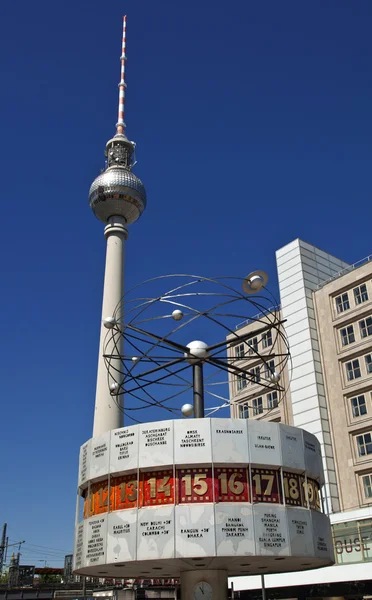 A Urania-Weltzeituhr e a Torre de Televisão — Fotografia de Stock
