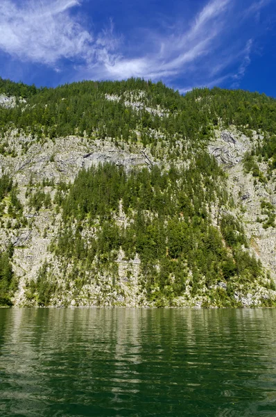 Lac Konigsee dans les Alpes bavaroises — Photo