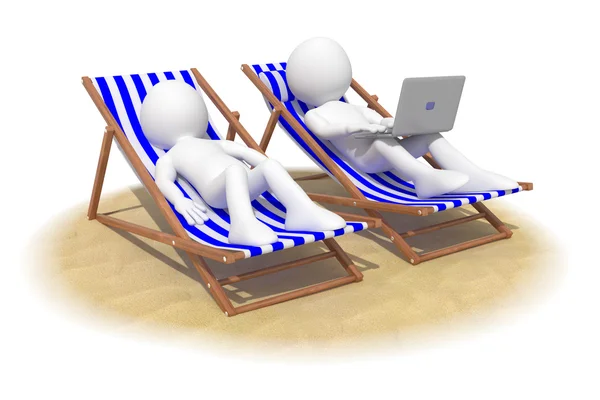坐在沙滩椅的夫妇，那人有一台笔记本电脑在他的膝盖上 — 图库照片