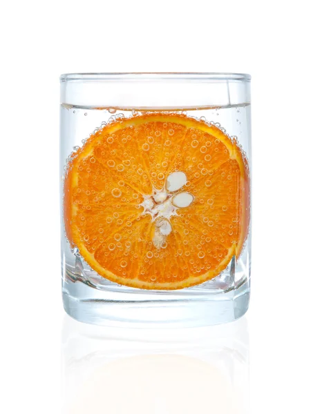 Bit av mandarin i glas vatten Royaltyfria Stockfoton