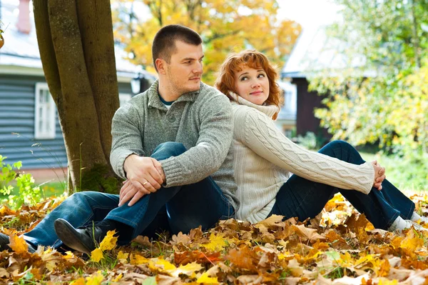 Paret sitter på marken — Stockfoto