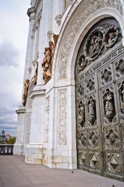 duvarın bir parçası bir bulutlu gökyüzü karşı kilise kapısı ile