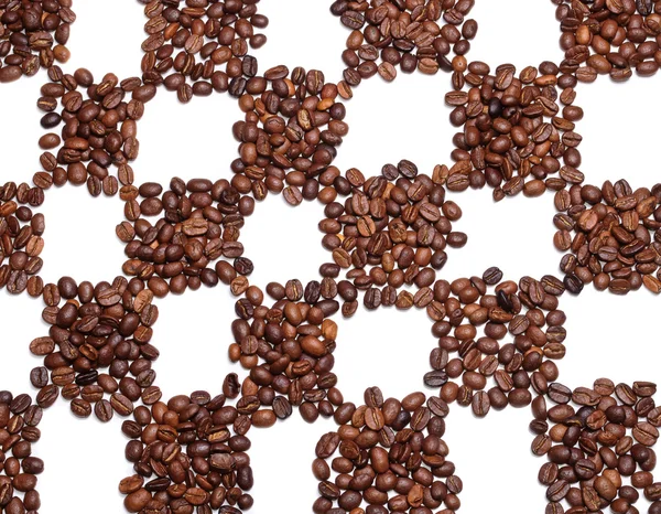 Кофейные зёрна на шахматном поле — стоковое фото