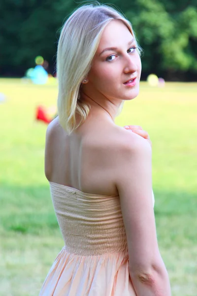 Het jonge meisje in park — Stockfoto