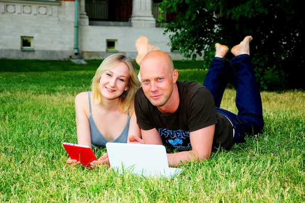 Young married couple in park — Stock Photo, Image