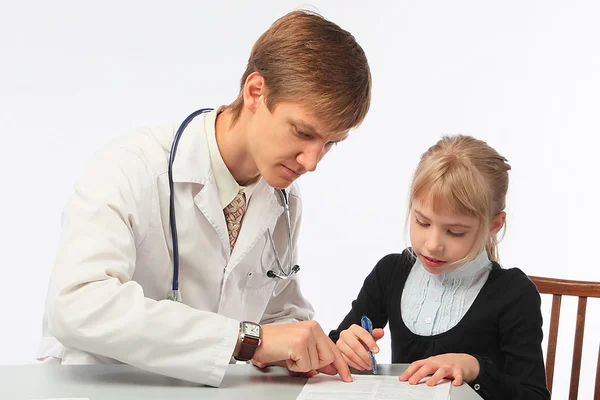 Doktor ve küçük kız — Stok fotoğraf