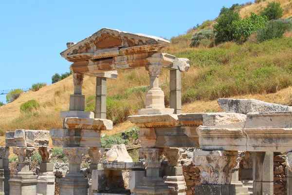 Ruinen eines antiken Gebäudes — Stockfoto