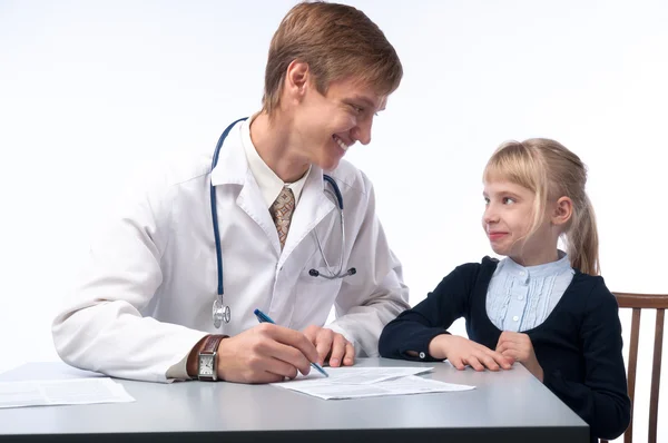 Доктор и маленькая девочка — стоковое фото