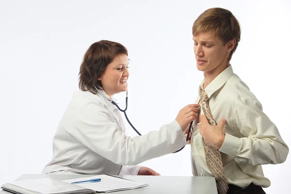 Žena doktor přijímá dospělého člověka — Stock fotografie
