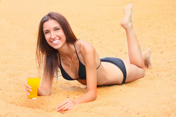 Молодая девушка отдыхает на лесном пляже — стоковое фото