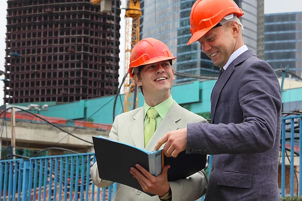 Two businessmen on building — Stock Photo, Image