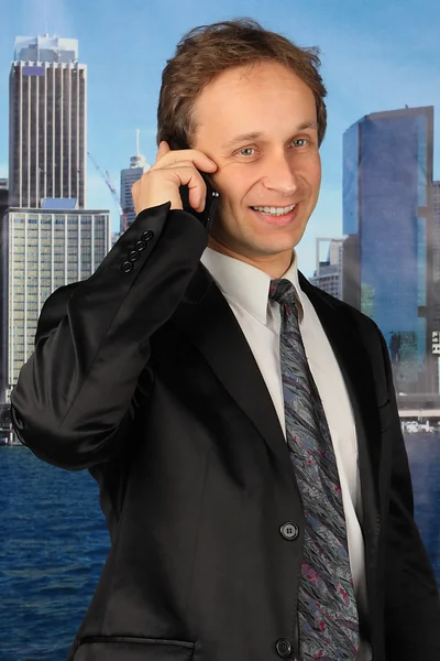 Biznesmen jest mówiąc na telefon komórkowy — Zdjęcie stockowe