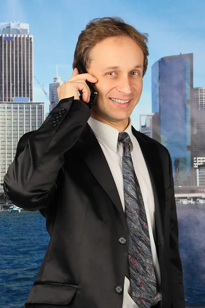Бизнесмен говорит по мобильному телефону — стоковое фото