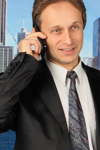Homme d'affaires parle sur le téléphone mobile — Photo