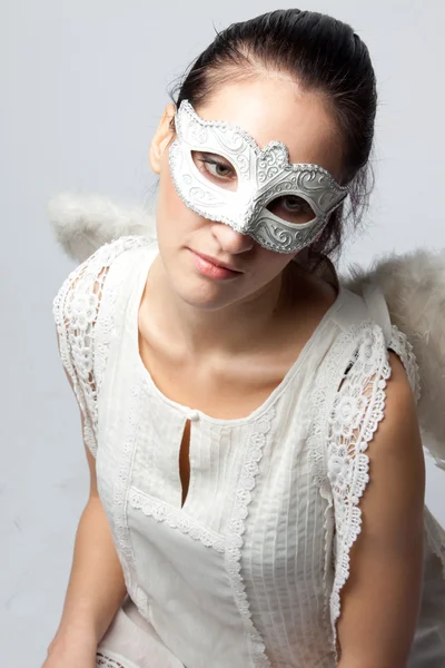Anjo com uma máscara branca — Fotografia de Stock