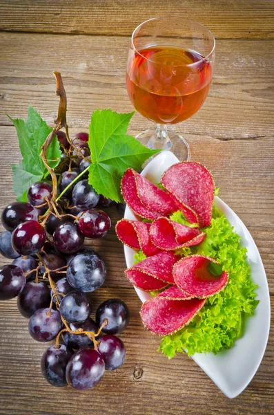 Pieprz salami i kiści winogron — Zdjęcie stockowe