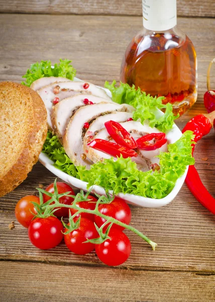 Kött biffar olivolja med chili och tomater — Stockfoto