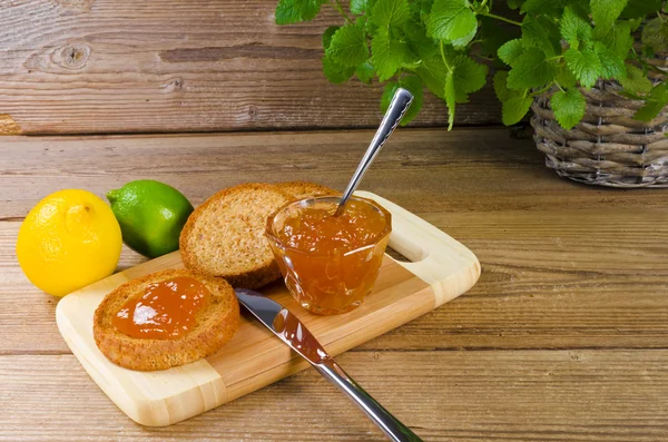 Ljus kulinariska-rusk med aprikos sylt och ingefära — Stockfoto