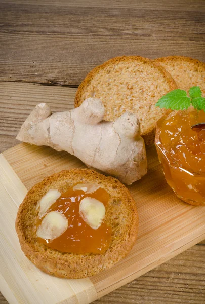 Ljus kulinariska-rusk med aprikos sylt och ingefära — Stockfoto