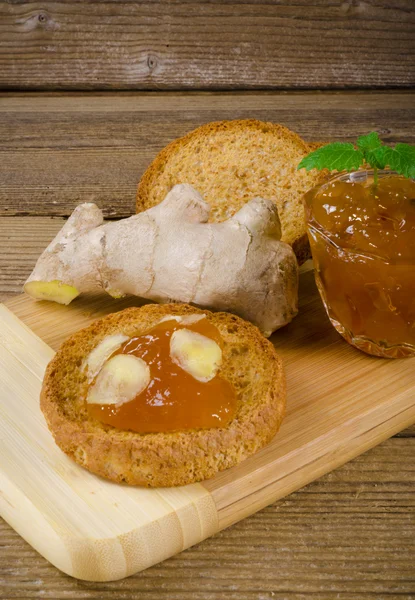 Léger rusk culinaire avec confiture d'abricot et gingembre — Photo
