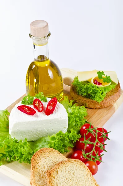 Lehké kuchyně - rusk s pfefersalami a sýrem — Stock fotografie