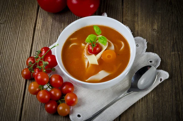 Ντοματόσουπα με παπαρδέλες — Φωτογραφία Αρχείου