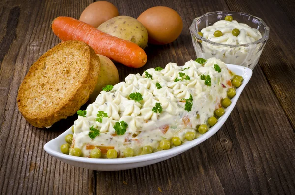 波兰语蔬菜沙拉里面的蛋黄酱 — 图库照片