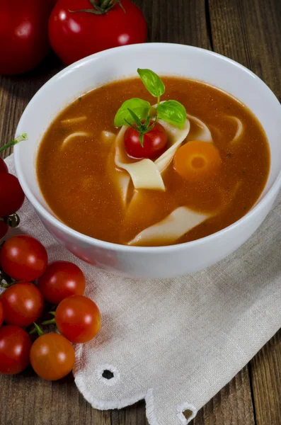 Tomatensuppe mit Pappardelle — Stockfoto