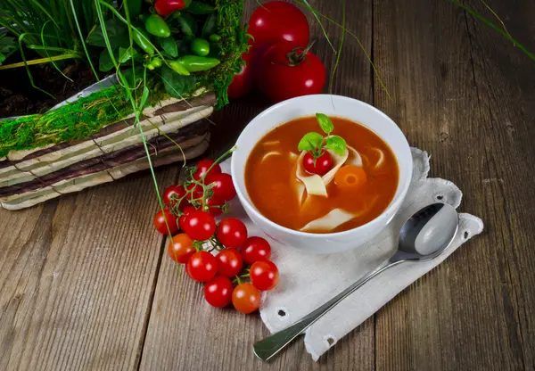 Tomatensuppe mit Pappardelle — Stockfoto