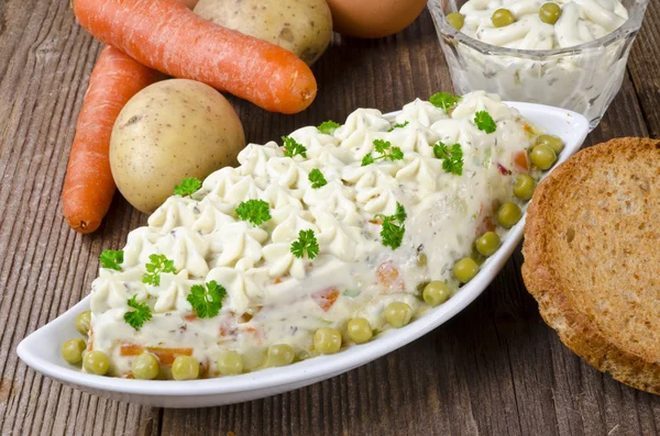 Ensaladas de verduras polacas con mayonesa — Foto de Stock