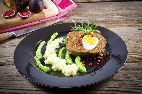Köttfärslimpa med ägg, potatismos och wasabi — Stockfoto