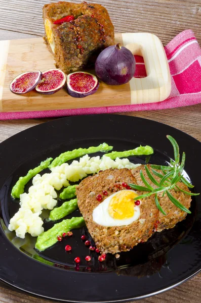Polpettone con uova, purè di patate e wasabi — Foto Stock