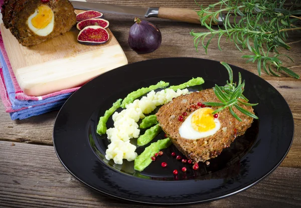 Yumurta, patates püresi ve wasabi ile rulo köfte — Stok fotoğraf