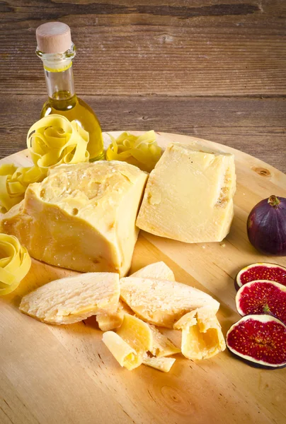 Hard cheese with figs — Stock Photo, Image