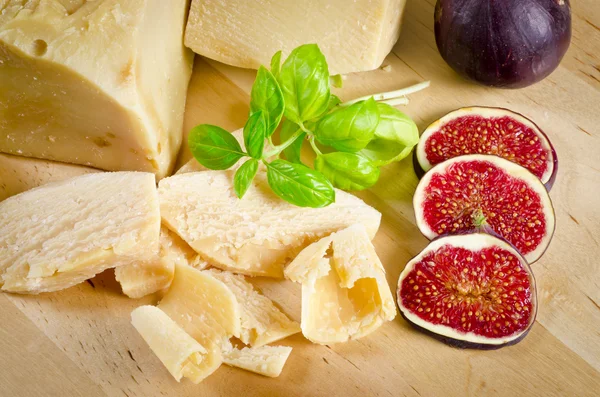 Hard cheese with figs — Stock Photo, Image