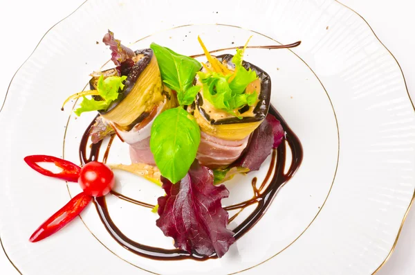 Patlıcan husumetindne zeytin parma jambonu ile — Stok fotoğraf