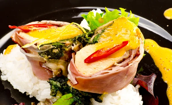 三文鱼火腿盖和菠菜 — 图库照片