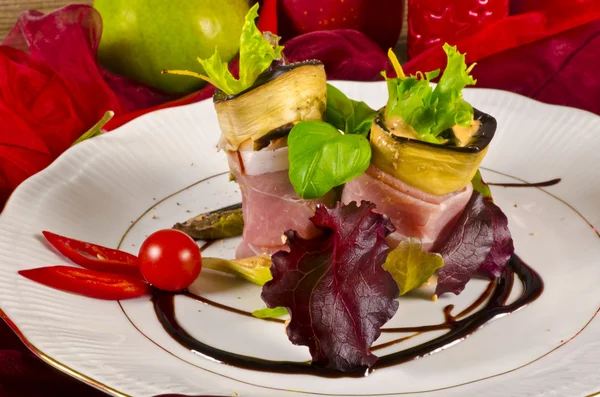 Carni di melanzana con prosciutto crudo di Parma — Foto Stock