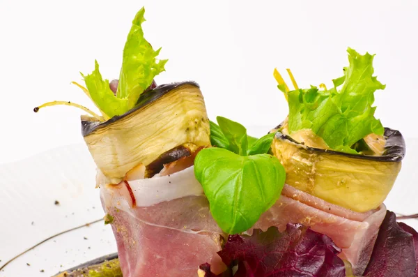Bifes de beringela azeitona com presunto de Parma — Fotografia de Stock