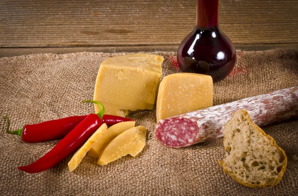 Σκληρό τυρί με σαλάμι καθαρά χοίρος — Φωτογραφία Αρχείου
