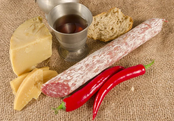 Σκληρό τυρί με σαλάμι καθαρά χοίρος — Φωτογραφία Αρχείου